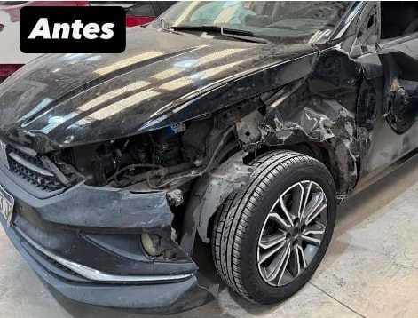 Antes: Fiat Cronos negro antes y después de reparar un choque frontal en paragolpes, guardabarros y óptica