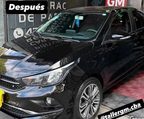 Después: Fiat Cronos negro antes y después de reparar un choque frontal en paragolpes, guardabarros y óptica