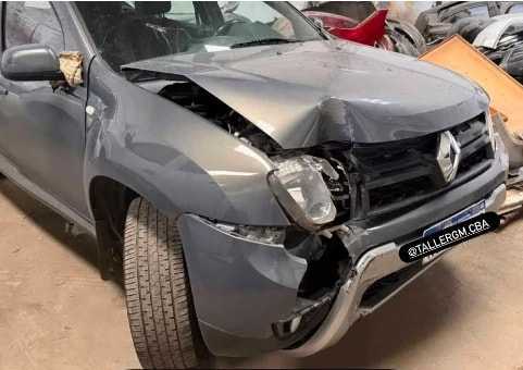Antes: Renault Duster gris antes y después de reparar el frente chocado, capot, paragolpes y óptica