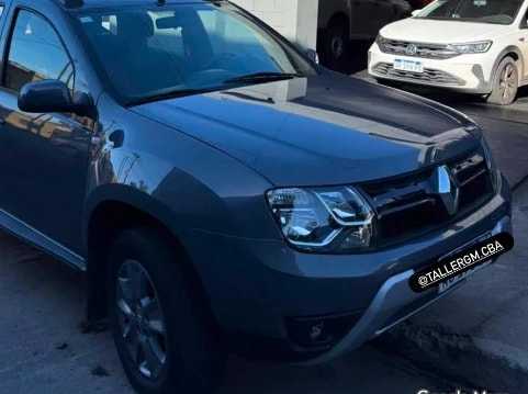 Después: Renault Duster gris antes y después de reparar el frente chocado, capot, paragolpes y óptica