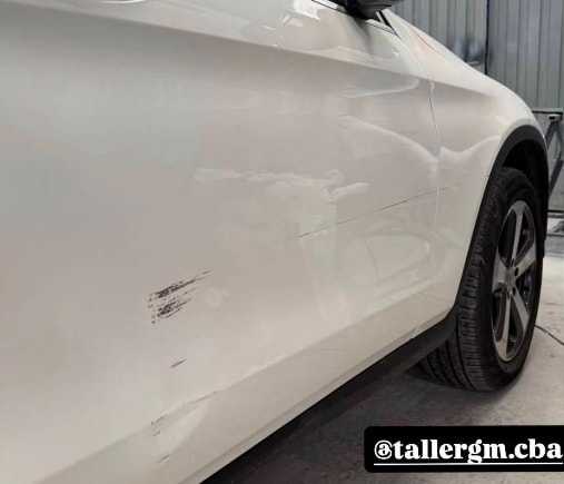 Antes: Mercedes-Benz blanca con la puerta rayada y hundida, y la misma puerta reparada y pintada
