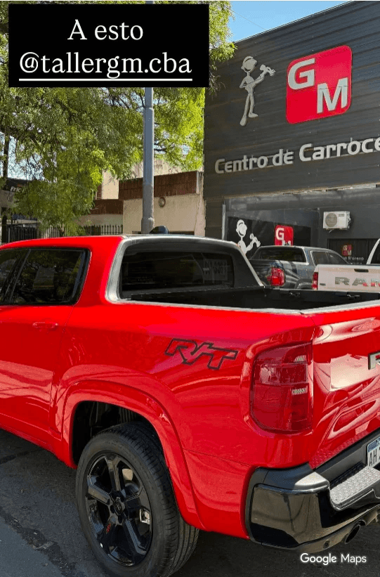 Después: Pickup roja con la caja trasera chocada y desarmada, y la misma pickup reparada y pintada frente al taller